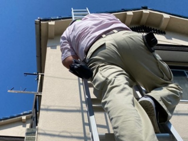 屋根点検　梯子で上って調査2